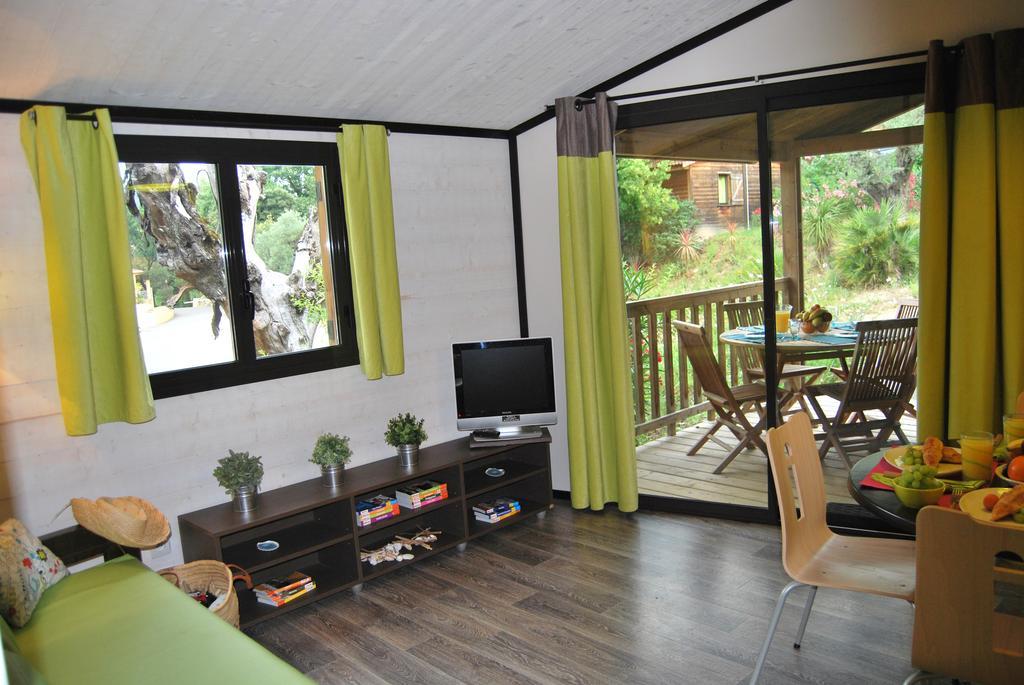 Residence Lagrange Vacances - Les Cottages Varois Solliès-Toucas Rum bild