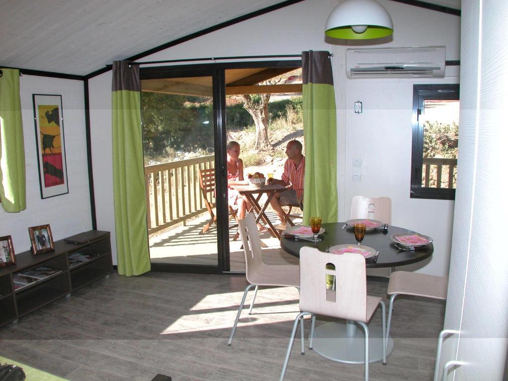 Residence Lagrange Vacances - Les Cottages Varois Solliès-Toucas Rum bild
